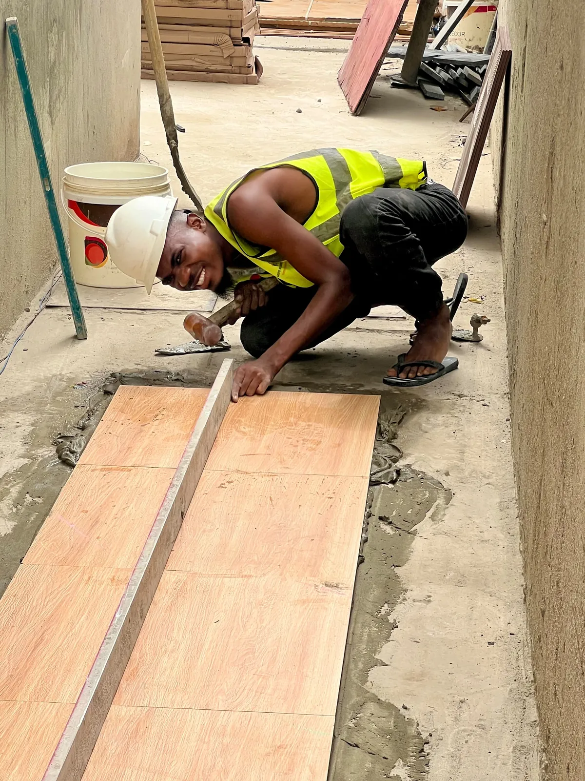 Técnico AngoInova a instalar pavimento cerâmico