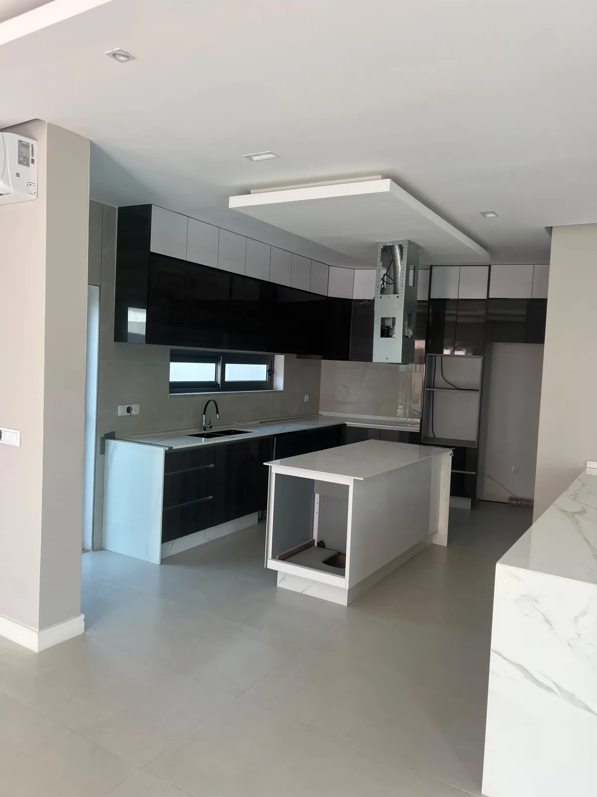Cozinha moderna com mobiliário construído por medida