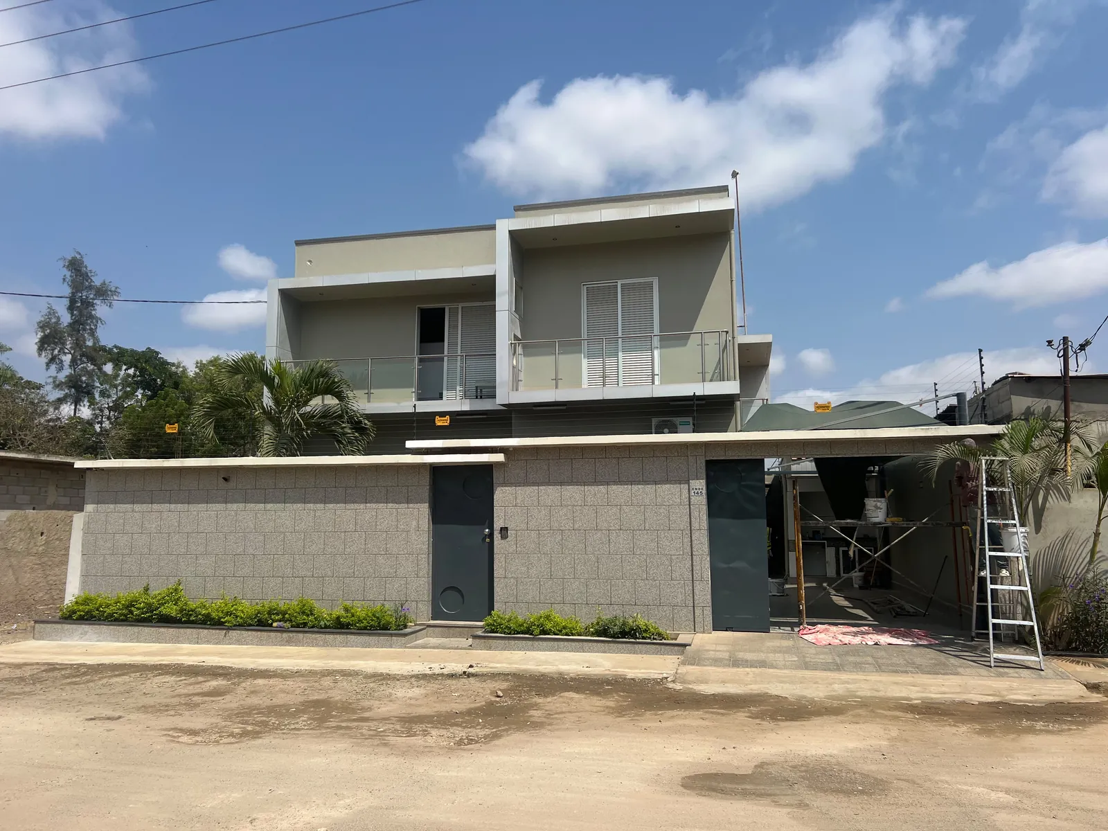 Fachada residencial moderna com acabamentos exteriores