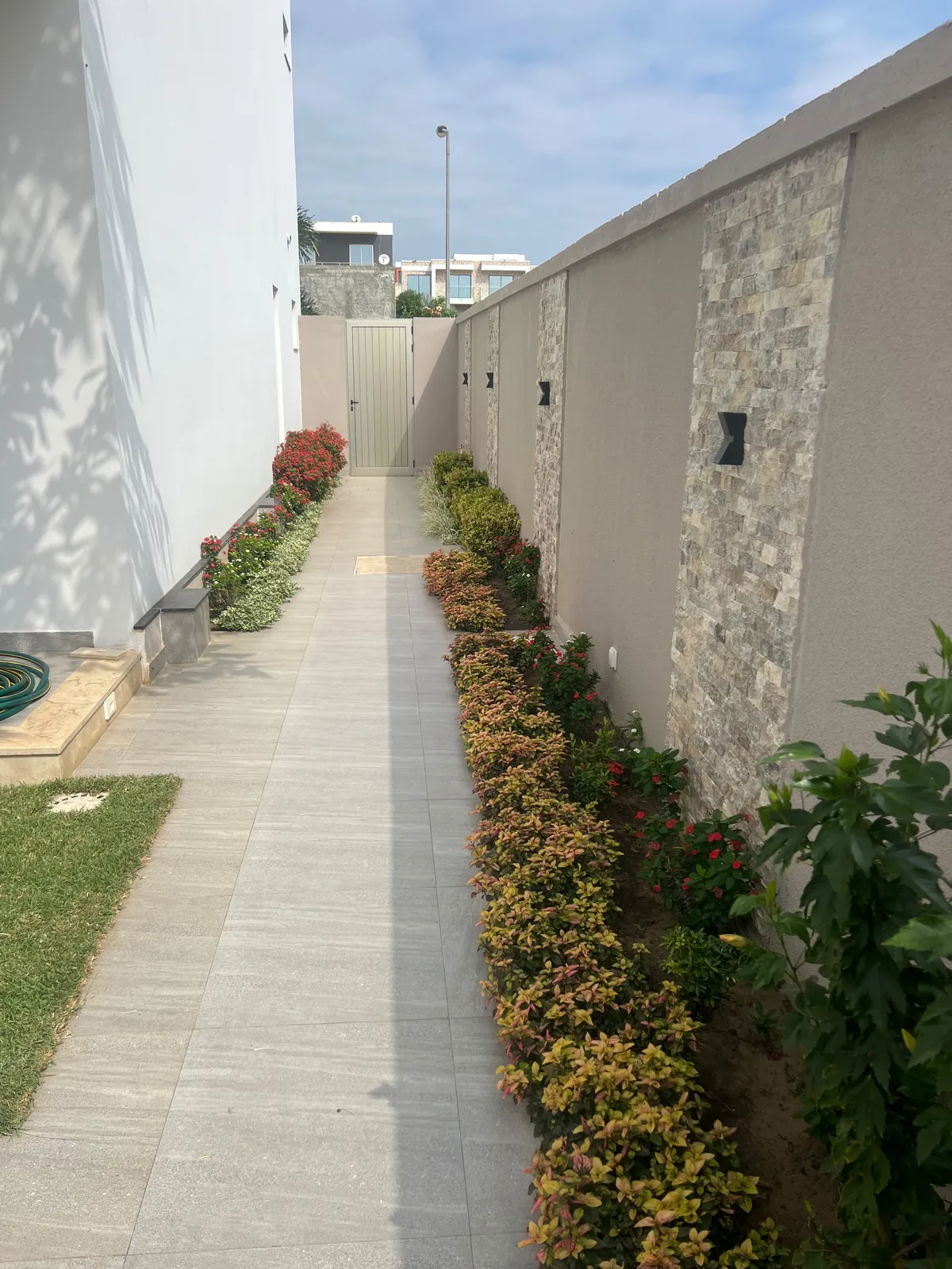 Corredor exterior ajardinado e pavimentado