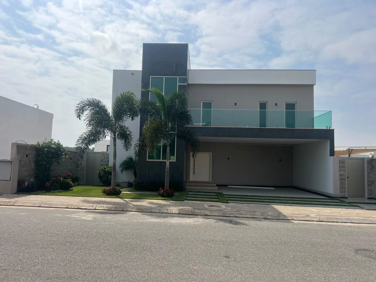 Residência contemporânea concluída pela AngoInova